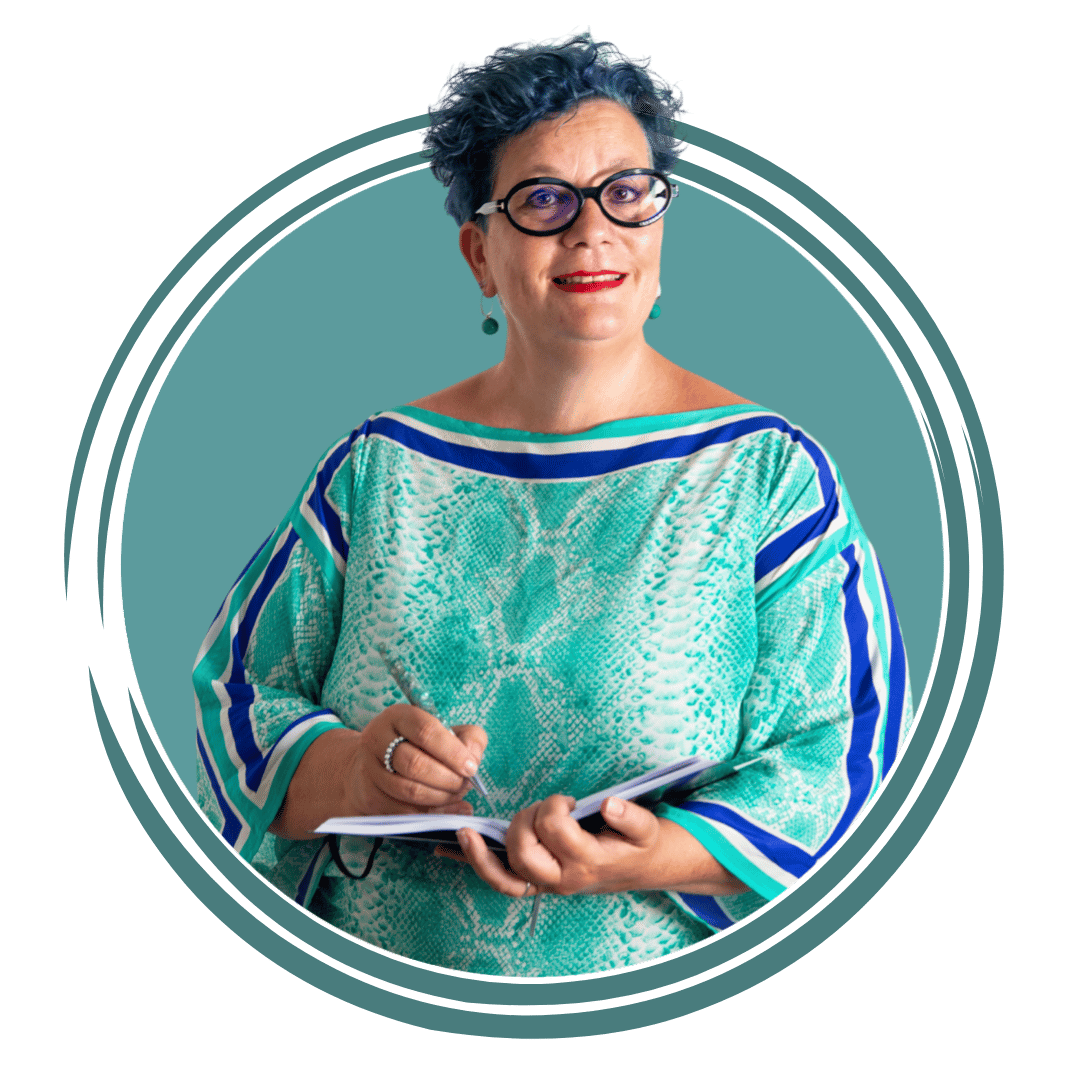 Simona Acquaviva, formatrice e safety coach, sorride tenendo un laptop mentre guarda di profilo.