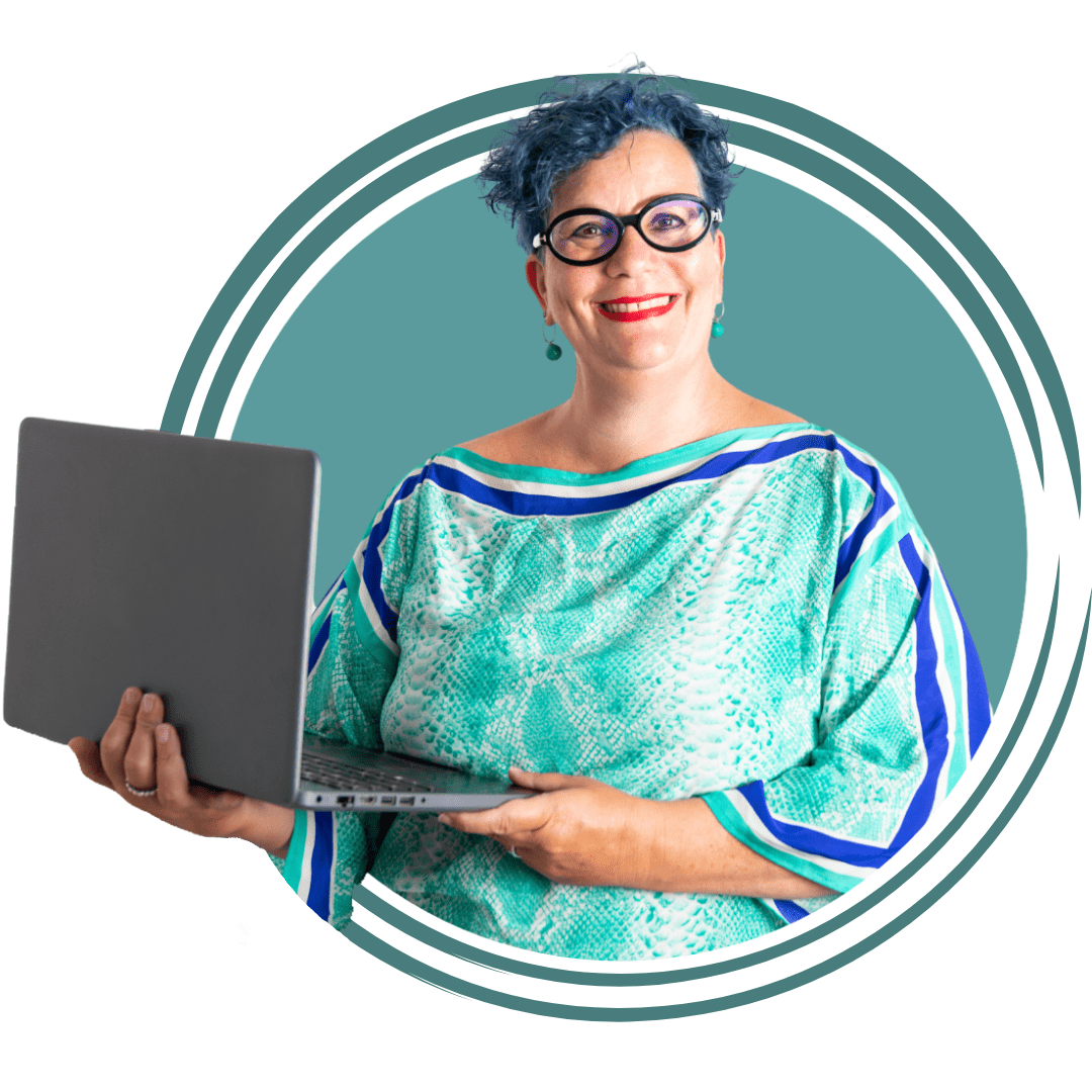 Simona Acquaviva, formatrice e safety coach, sorride tenendo un laptop mentre guarda di profilo.